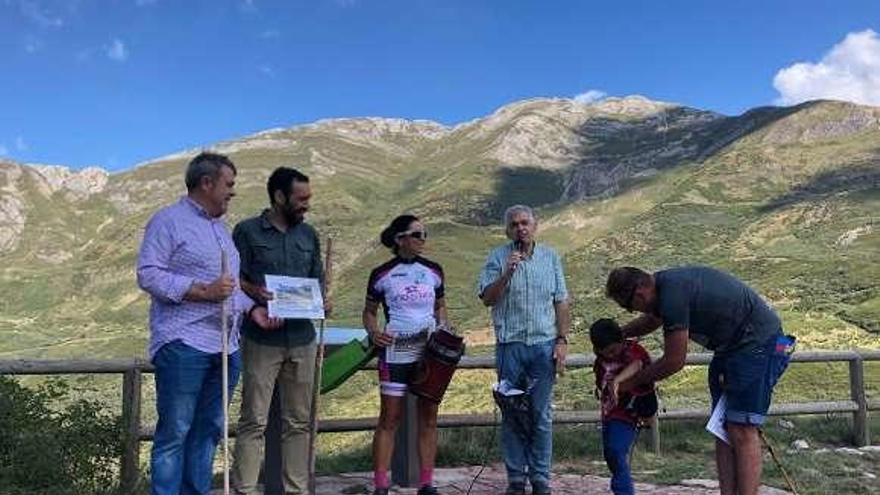 El primer director del parque de Somiedo, Sabino Fernández; el actual, Fernando Alonso; Rosa Fernández; el alcalde de Somiedo, Belarmino Fernández; y el &quot;Zagal&quot; de la romería, el niño Sergio Feito, en Saliencia.