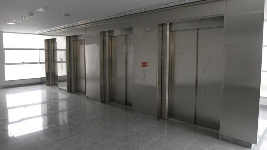 Una de las zonas de ascensores del HUCA. lne