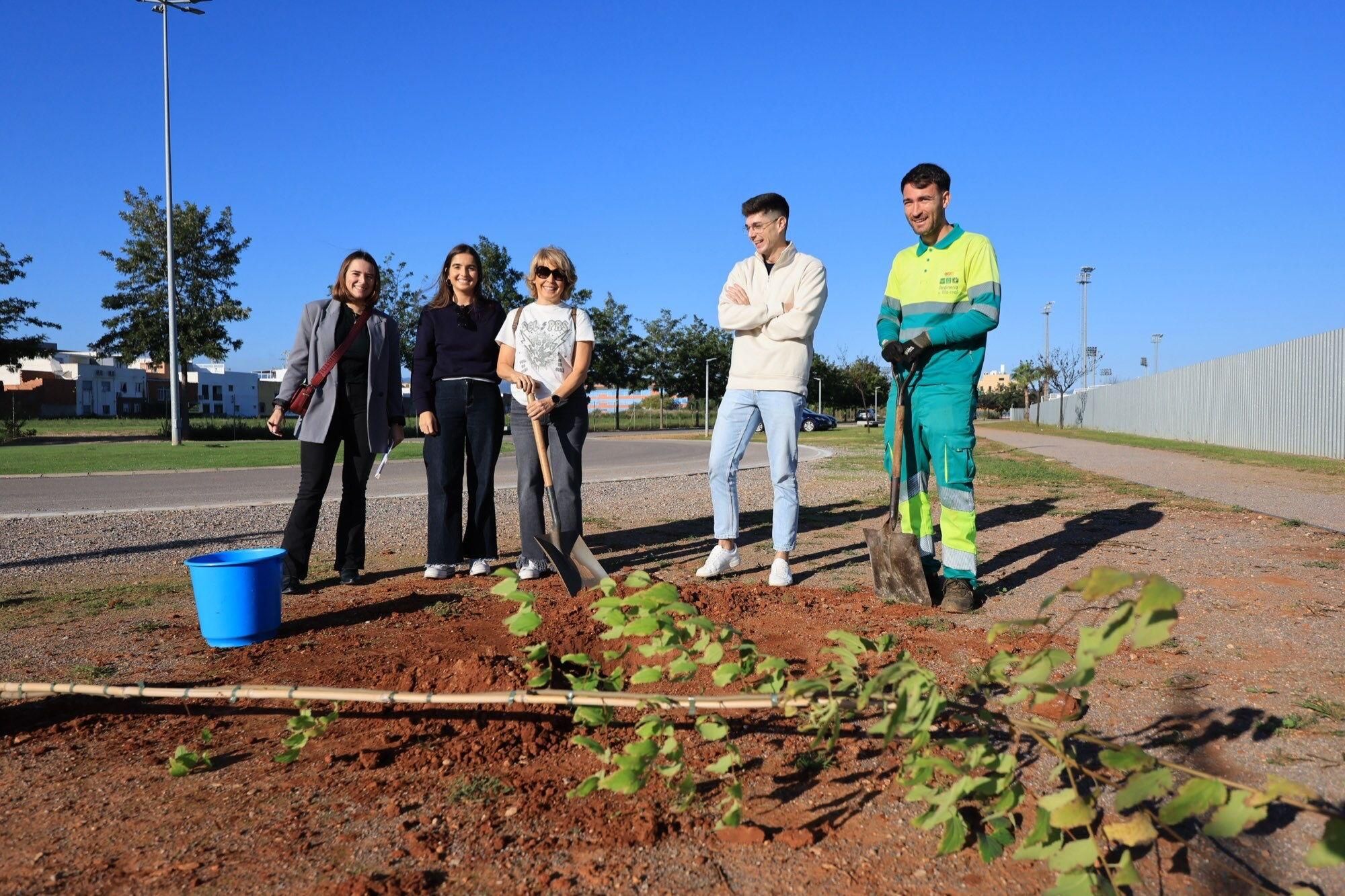  Éxito de la plantación de árboles por parte de personal y familias de Pamesa Grupo Empresarial en la Ciutat Esportiva Municipal de Vila-real que ha tenido lugar en la mañana. de este sábado La acción, que forma parte de la Responsabilidad Social Corporativa del grupo, está incluida en la programación del 20.º Mes de la Sostenibilidad de la Concejalía de Medio Ambiente.