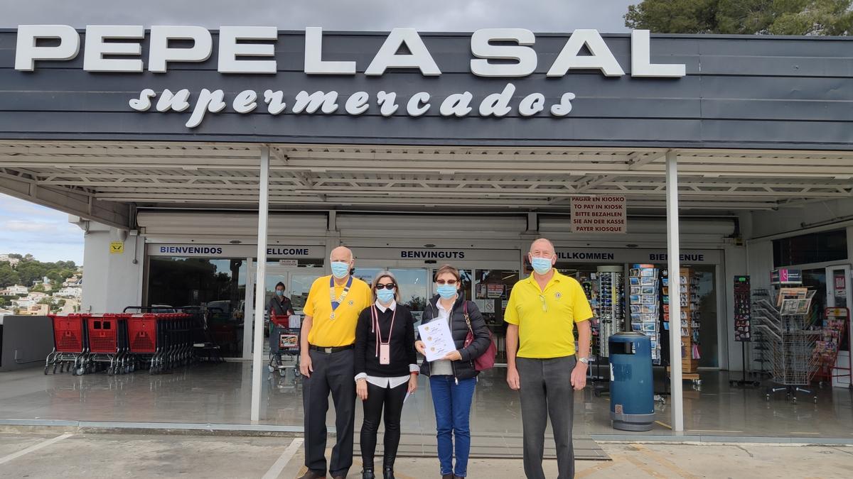 La donación del Lions Club permite entregar vales para que las familias más vulnerables puedan comprar comida y productos de primera necesidad