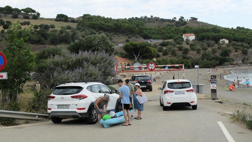 Uns cotxes accedeixen al pàrquing de la platja de Garbet