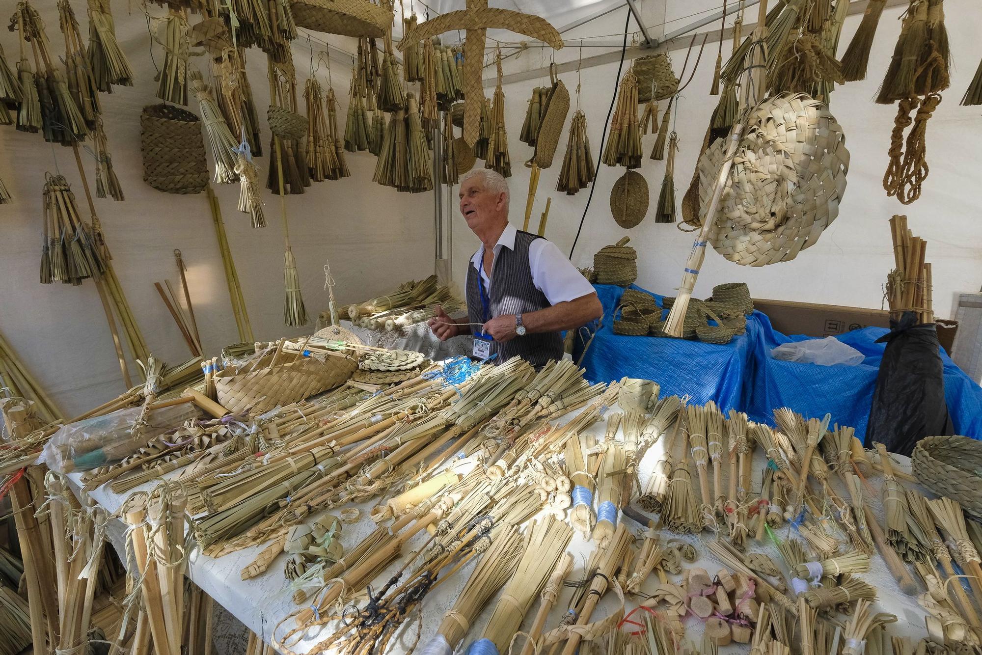 Feria de artesanía en el parque de San Telmo