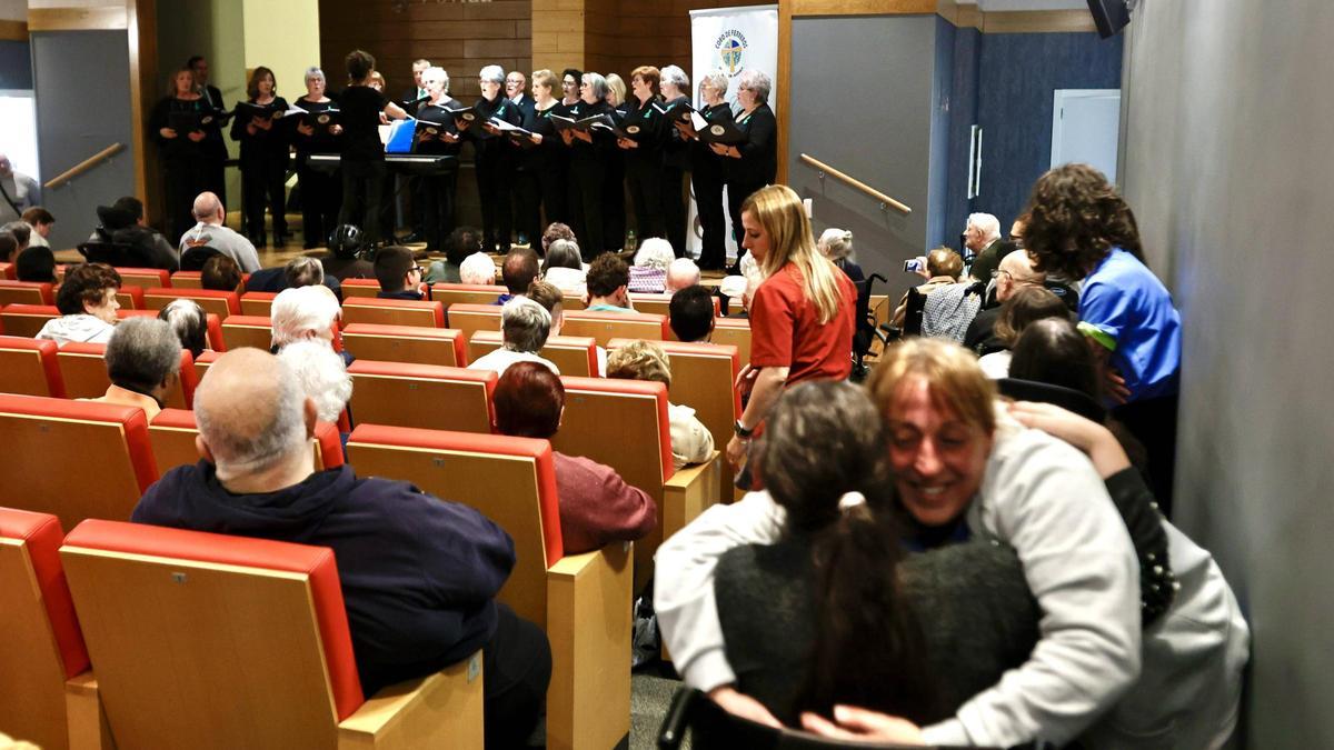 El Coro de Ferreros (Ribera de Arriba) da un concierto para los ancianos en la residencia Ovida.