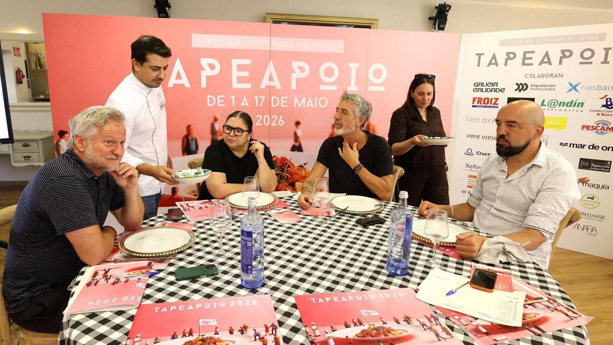El jurado del concurso TapeaPoio reunido para valorar las propuestas.