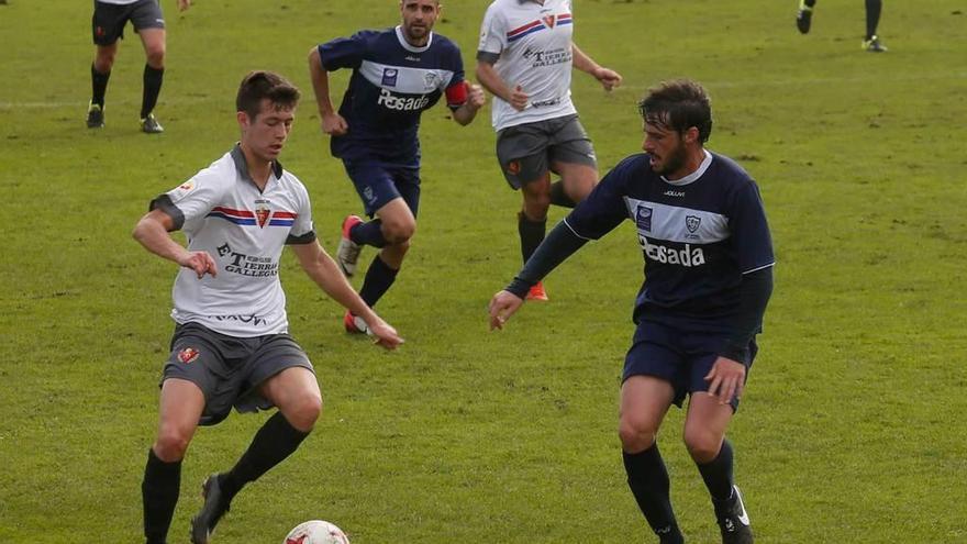 Pantiga trata de frenar a Juanín Menéndez (Ceares), el pasado domingo, en Miramar.