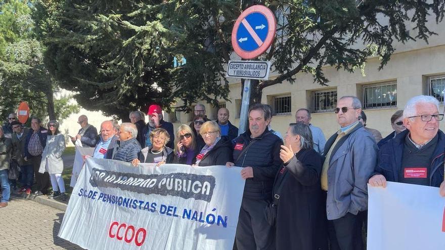 Los pacientes del hospital Valle del Nalón denuncian recortes asistenciales