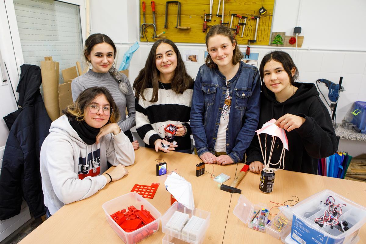 7.2.2023 - Sant Celoni - Institut Escola Pallerola - Niñas de 4rto ESO con vocaciones cientificas en la clase de tecnologia - de izquierda a derecha Marta Collet, Merce Ledo, Aroa Castaños, Bruna Jané i Isabel Maldonado - Foto Anna Mas