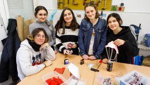 Mercè, Marta, Aroa, Bruna e Isabel, en el aula de tecnología del IE Pallerola de Sant Celoni.