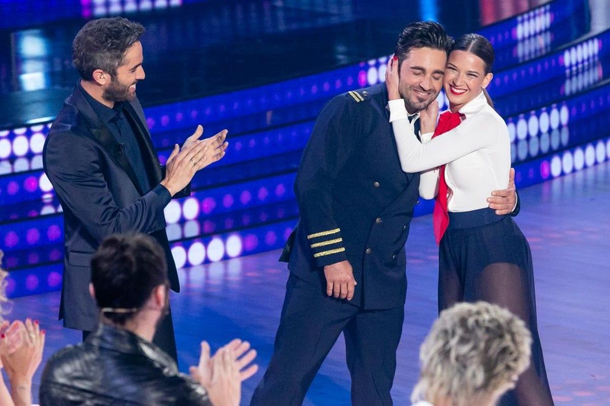 Yana Olina y David Bustamante se abrazan después de bailar