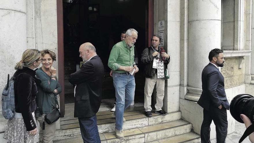 El juez Miguel Florit (tercero por la izquierda) y Cursach (centro) en la puerta de los juzgados.