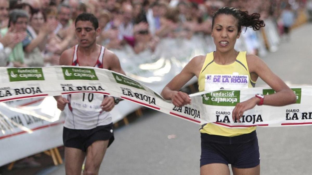 La atleta marroquí Fátima Ayachi (d) se impone en el XVIII Medio Maratón de La Rioja, con dos minutos de ventaja sobre la segunda clasificada.
