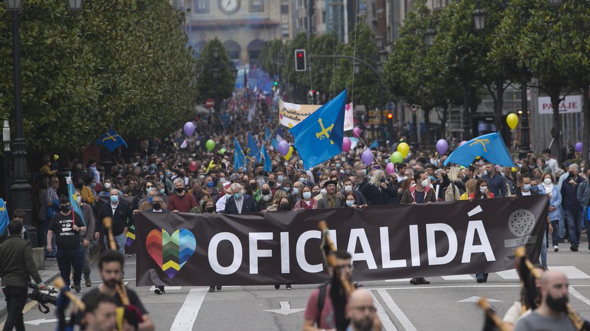 Los partidarios de la cooficialidad del asturiano se manifiestan en Oviedo