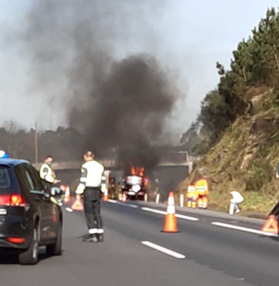 La grúa se incendió en la salida desde la AP-9 hacia Peinador