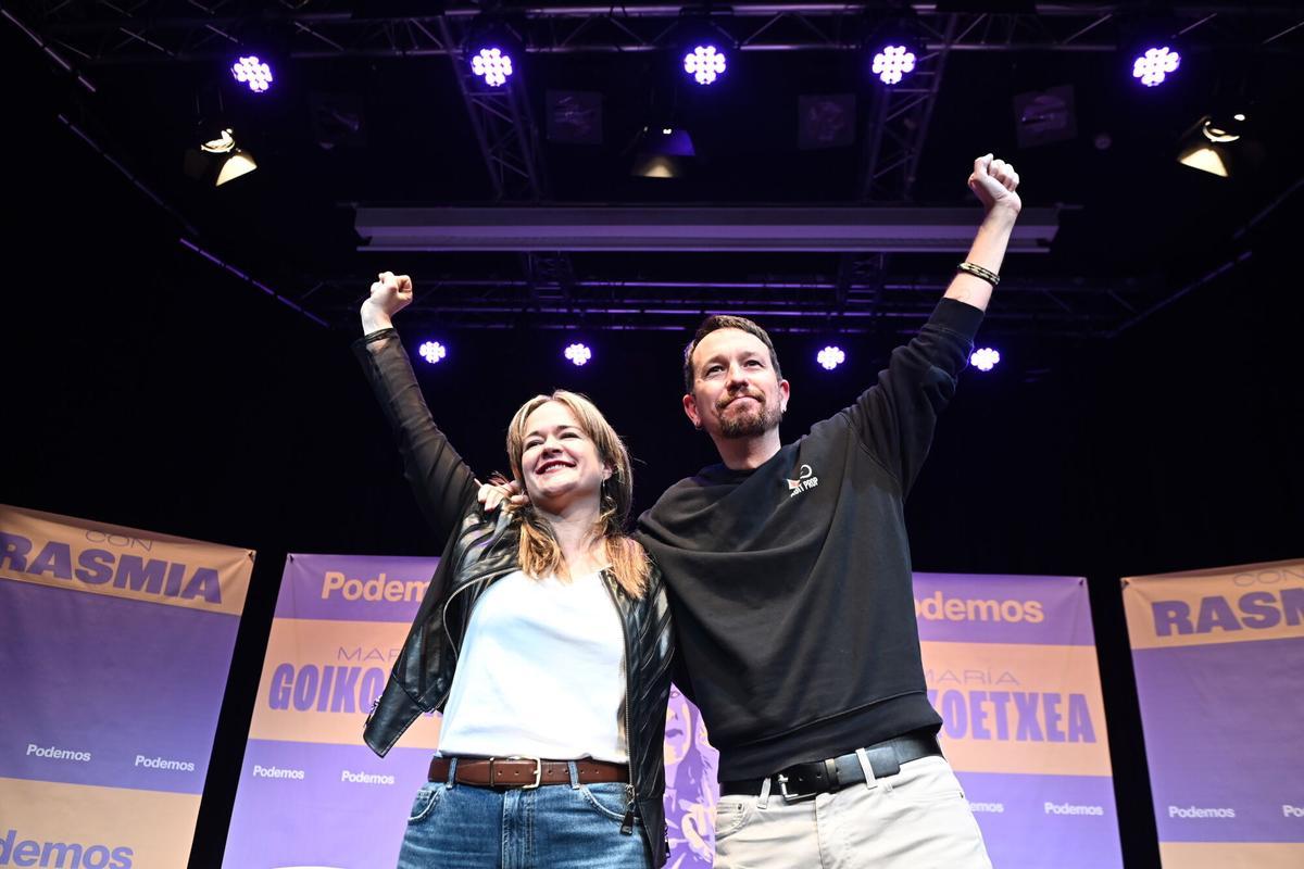 La candidata de Podemos-Alianza Verde en Aragón, María Goikoechea, y el ex vicepresidente Pablo Iglesias, durante un mitin el 4 de febrero en Zaragoza.