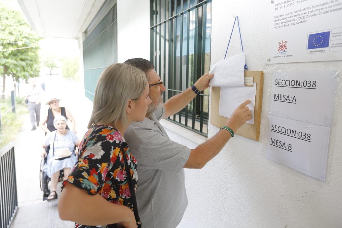 A votar con abanico y el botellín de agua: la jornada del 23J en Córdoba, en imágenes A votar con abanico y el botellín de agua: la jornada del 23J en Córdoba, en imágenes