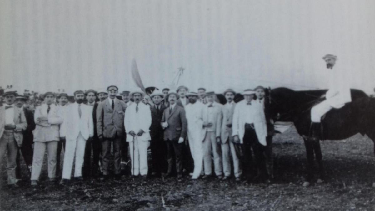 Hedilla, en el centro, junto a personalidades locales el día del vuelo de exhibición en sa Pobla.
