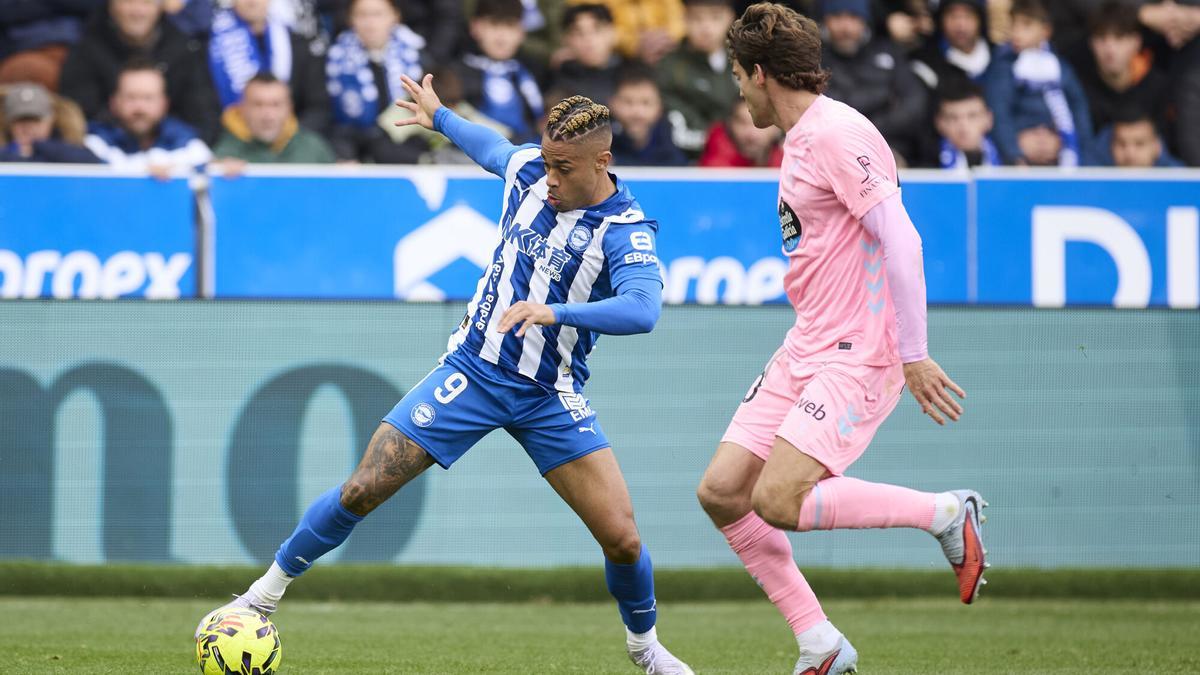 Mariano Diaz Mejia of Deportivo Alaves competes for the ball with Marcos Alonso of RC Celta de Vigo during the LaLiga EA Sports match between Deportivo Alaves and RC Celta de Vigo at Mendizorrotza on November 22, 2025, in Vitoria, Spain. AFP7 22/11/2025 ONLY FOR USE IN SPAIN. Ricardo Larreina / AFP7 / Europa Press;2025;SPAIN;SPORT;ZSPORT;SOCCER;ZSOCCER;Deportivo Alaves v RC Celta de Vigo - LaLiga EA Sports;