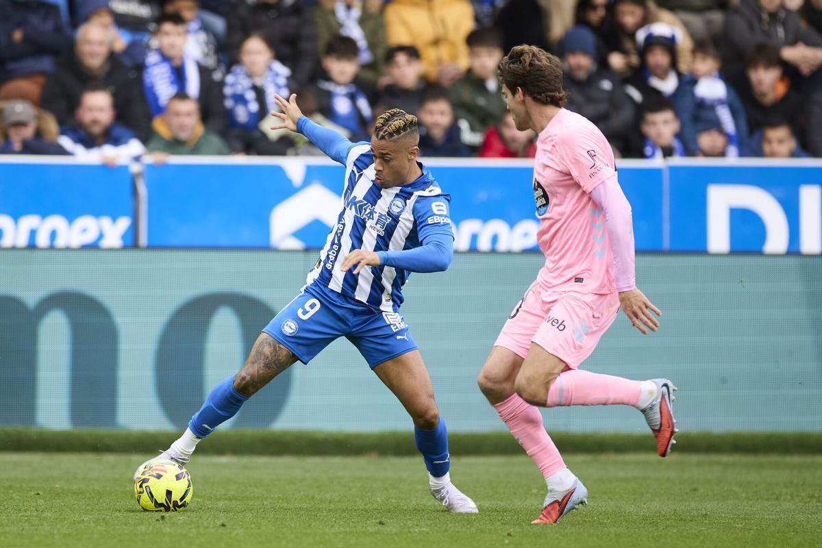 Mariano Diaz Mejia of Deportivo Alaves competes for the ball with Marcos Alonso of RC Celta de Vigo during the LaLiga EA Sports match between Deportivo Alaves and RC Celta de Vigo at Mendizorrotza on November 22, 2025, in Vitoria, Spain. AFP7 22/11/2025 ONLY FOR USE IN SPAIN. Ricardo Larreina / AFP7 / Europa Press;2025;SPAIN;SPORT;ZSPORT;SOCCER;ZSOCCER;Deportivo Alaves v RC Celta de Vigo - LaLiga EA Sports;