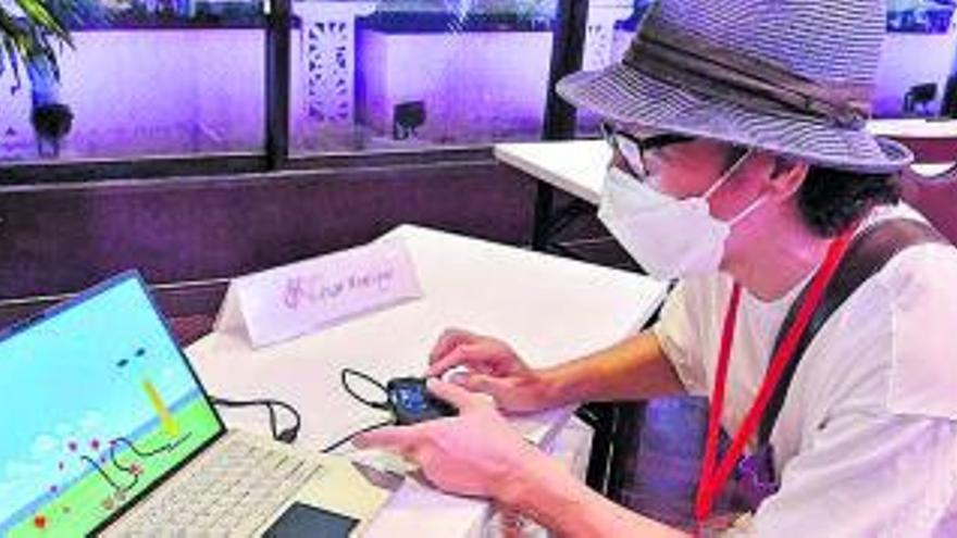 Takeshi Tokita disfruta con los minijuegos del CIFP ‘Cesar Manrique’. | | E.D.