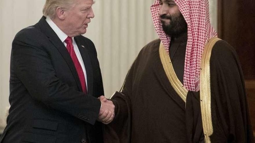 Trump estrecha la mano del segundo heredero y ministro de Defensa saudí, Mohamed bin Salman, a quien ayer recibió en la Casa Blanca. // Efe