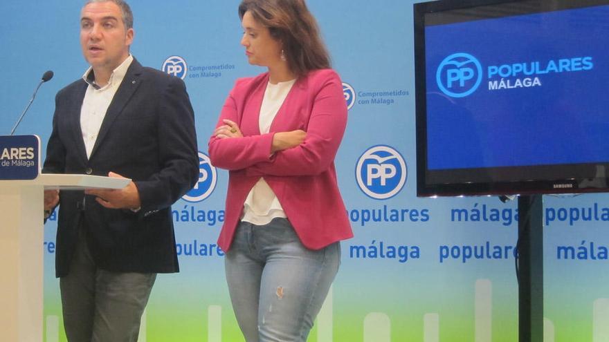 En la imagen, Elías Bendodo junto a Margarita del Cid.