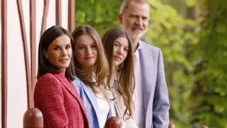 Nuevas fotos de Felipe VI y Letizia con Leonor y Sofía por el 20º aniversario de boda de los Reyes