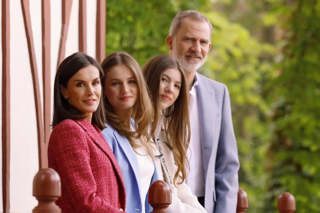 Letizia, Leonor, Sofía y Felipe, la familia al completo, en uno de los nuevos retratos distribuidos con motivo del 20º aniversario de la boda de los Reyes.