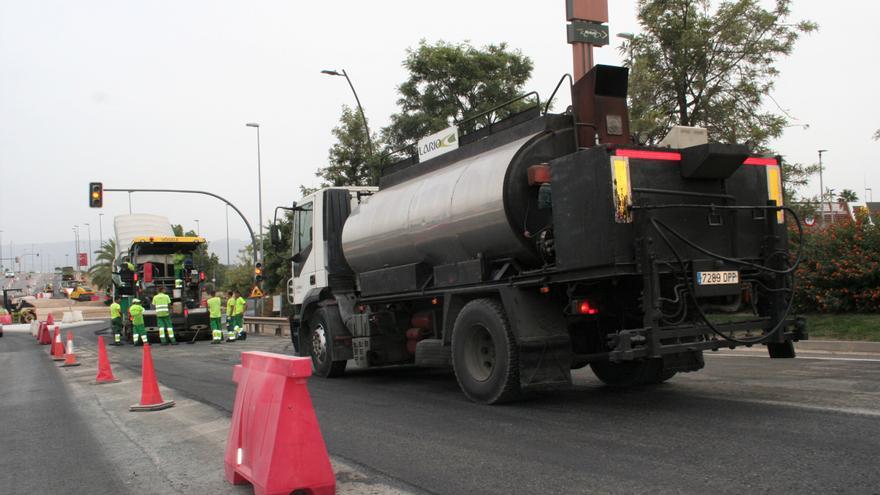 Asfaltan la rotonda del Camino Viejo del Puerto de Lorca