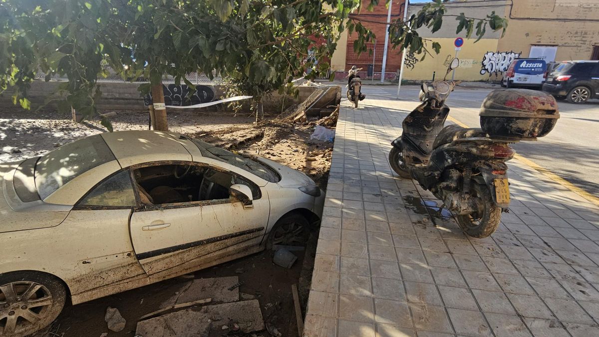 Aún quedan coches destrozados en los solares