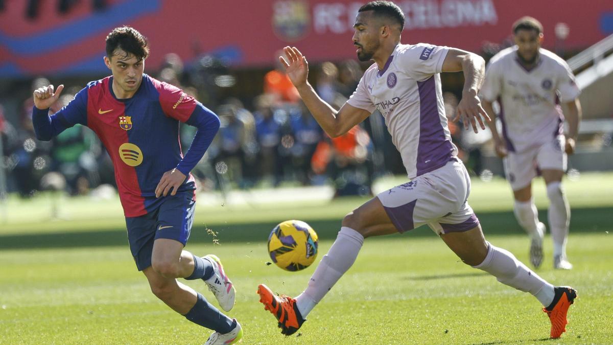 Pedri y Yangel Herrera durante el Barça-Girona en Montjuïc.