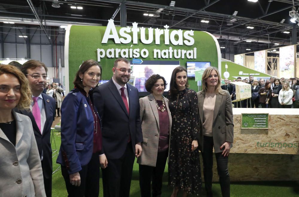 La reina visita en stand de Asturias en Fitur