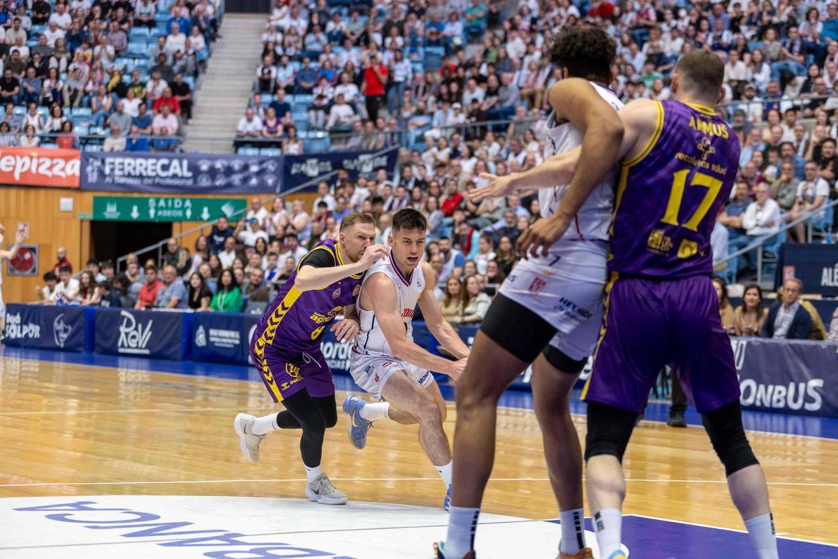 El Obradoiro arrasa en la 'guerra' con el Palencia El Obradoiro arrasa en la 'guerra' con el Palencia