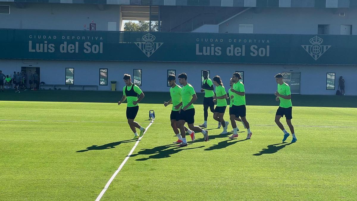 Los suplentes frente al Girona se ejercitan en la sesión de recuperación del Real Betis