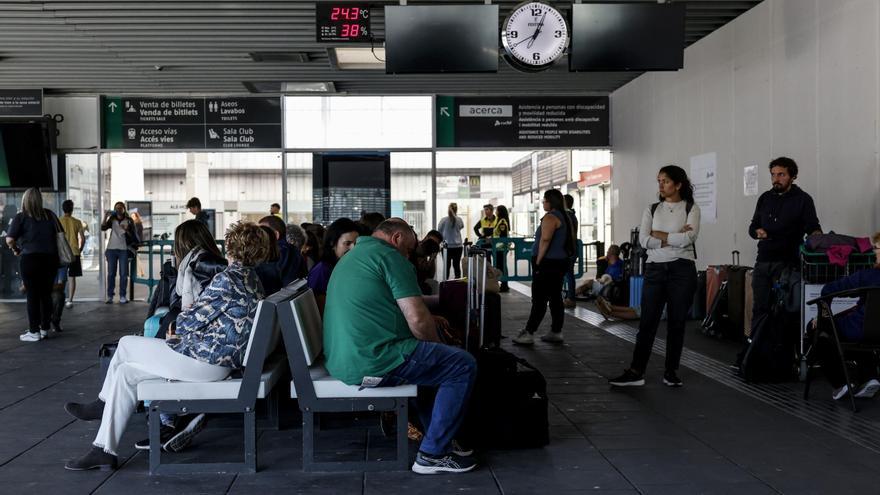 Personas esperando en la estación de Joaquín Sorolla en València por el apagón eléctrico