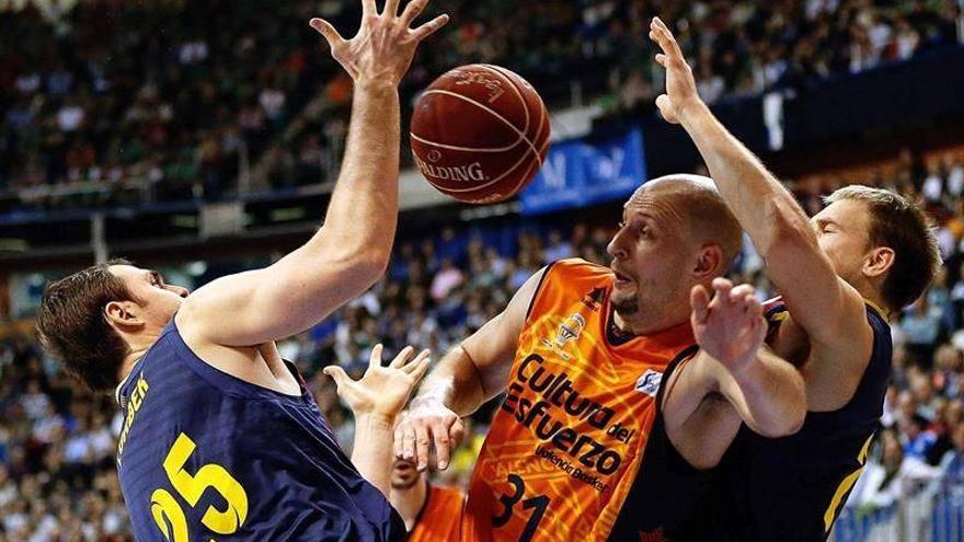 Navarro mete al Barça en la final (89-81)