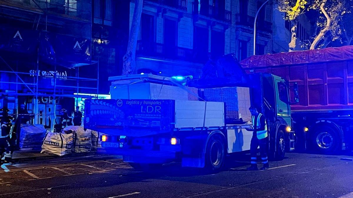 Cortada la ronda Sant Pere de Barcelona por un camión semi volcado mientras realizaba tareas de carga y descarga