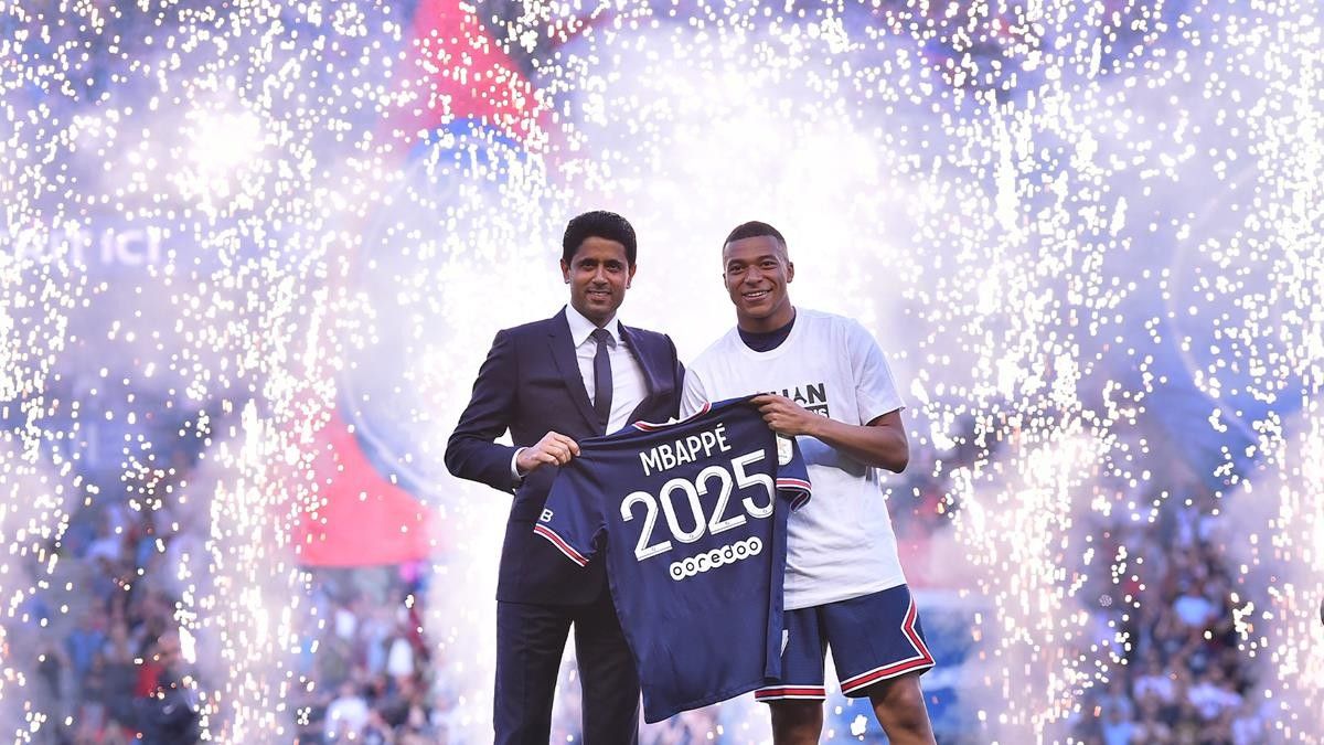 Al-Khelaïfi y Mbappé oficializan en el Parque de los Príncipes el acuerdo hasta el 2025.