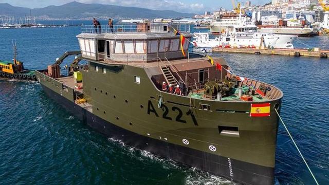 Botadura en Vigo del buque militar pa l'Armada de Suecia.