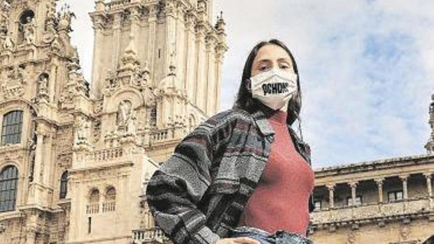 Para reforzar el mensaje de optimismo contra el Covid-19 Non vas poder con nós, Gadis regalará 50.000 mascarillas higiénicas inspiradas en la nueva campaña de Vivamos como galegos. Hoy mismo sus clientes recibirán el material de protección al realizar su compra en todos los puntos de venta de la compañía hasta finalizar las existencias.