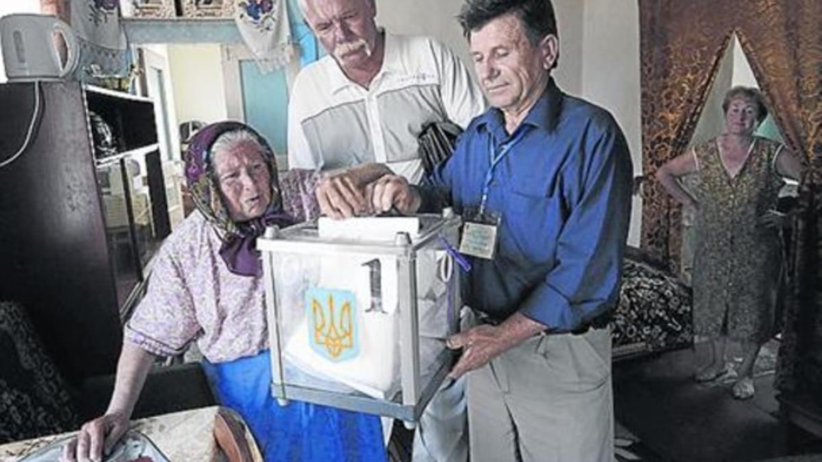 Una anciana vota en su casa en Jotyanivka, en las afueras de Kiev.