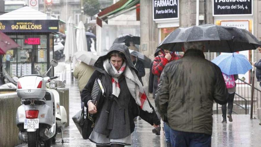 Gente paseando por el centro de Vigo, un día de lluvia. // José Lores