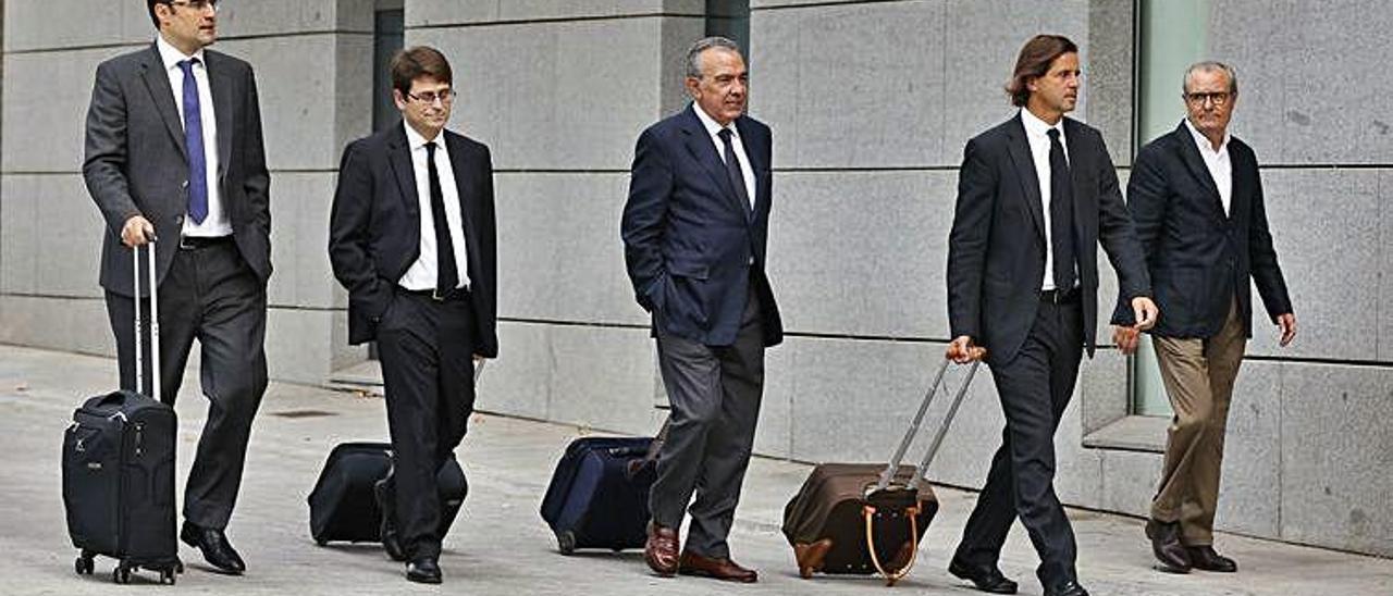 Roberto López y Daniel Gil (tercero y quinto por la derecha) junto a sus abogados ayer llegando a la Audiencia Nacional.