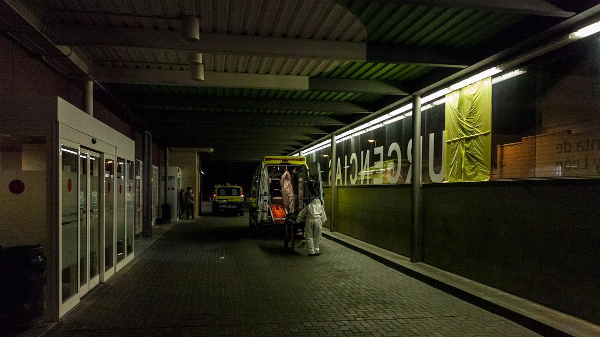 Sigue la última hora del coronavirus en Zamora. En la imagen, personal sanitario a las puertas del Hospital Virgen de la Concha.