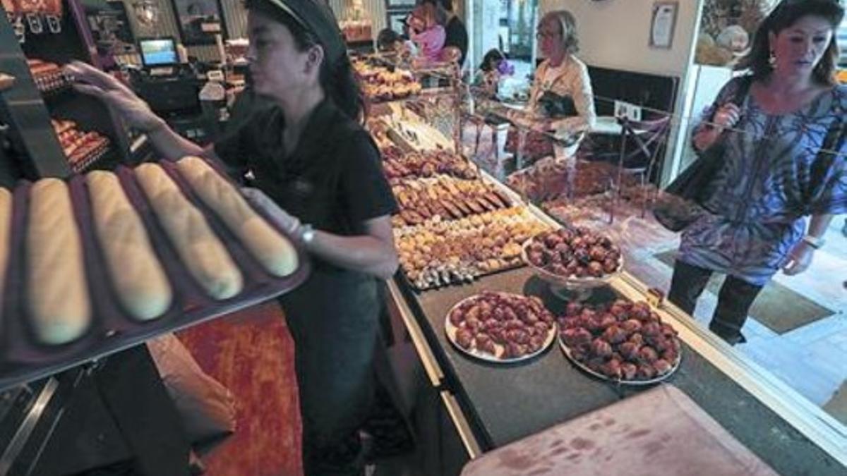 POLIVALENTE Panadería con degustación de El Fornet en el  paseo de Sant Gervasi, el viernes.