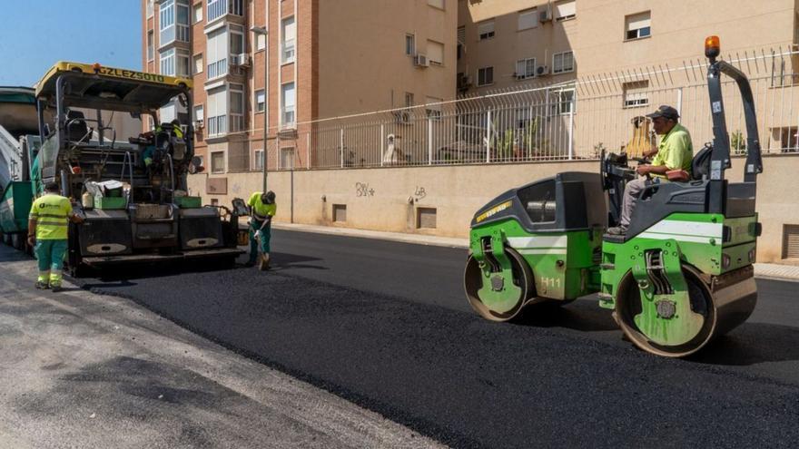 Trabajos de pavimentado en una calle de Cartagena. | L.O.