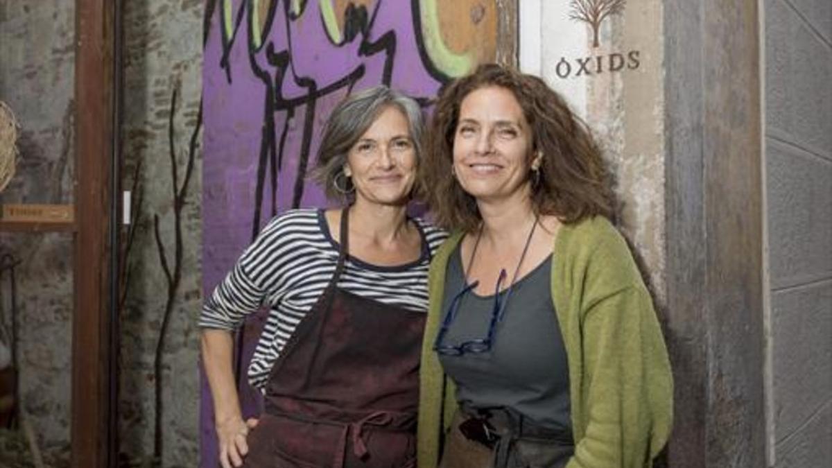 Anna y Marta, en su taller de Gràcia donde diseñan y realizan sus obras.