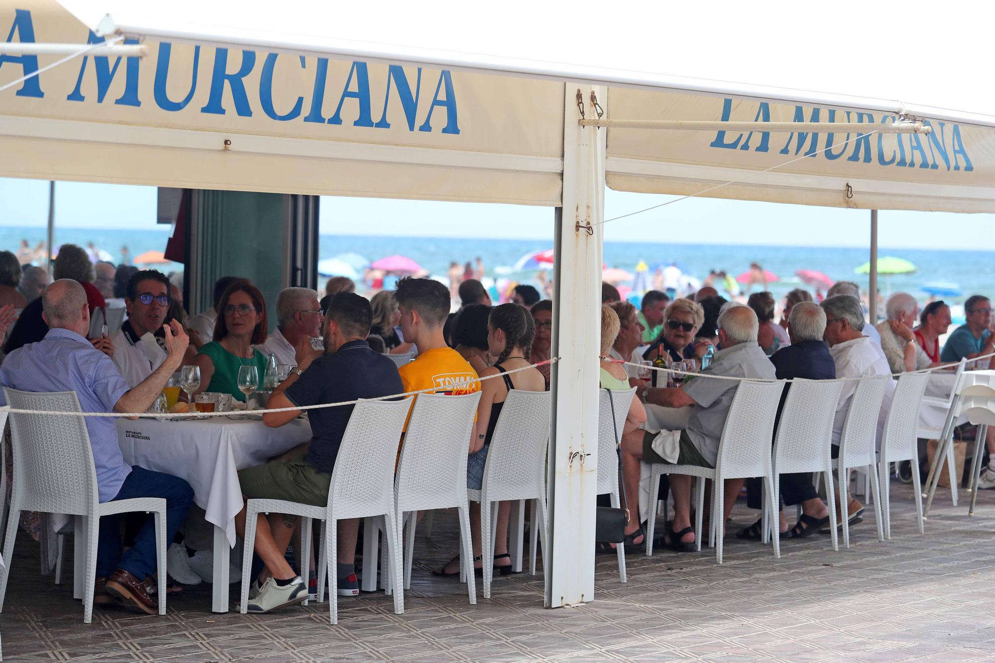 La playa y las terrazas, de nuevo, llenas