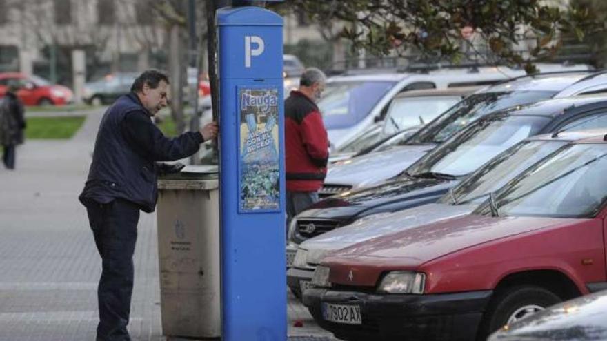 Un hombre saca un &#039;ticket&#039; de la ORA. / fran martínez