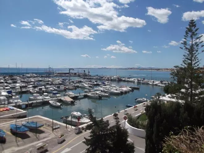 Dos turistas salvan la vida tras quedar a la deriva mientras practicaban paravelismo en Torre de la Horadada