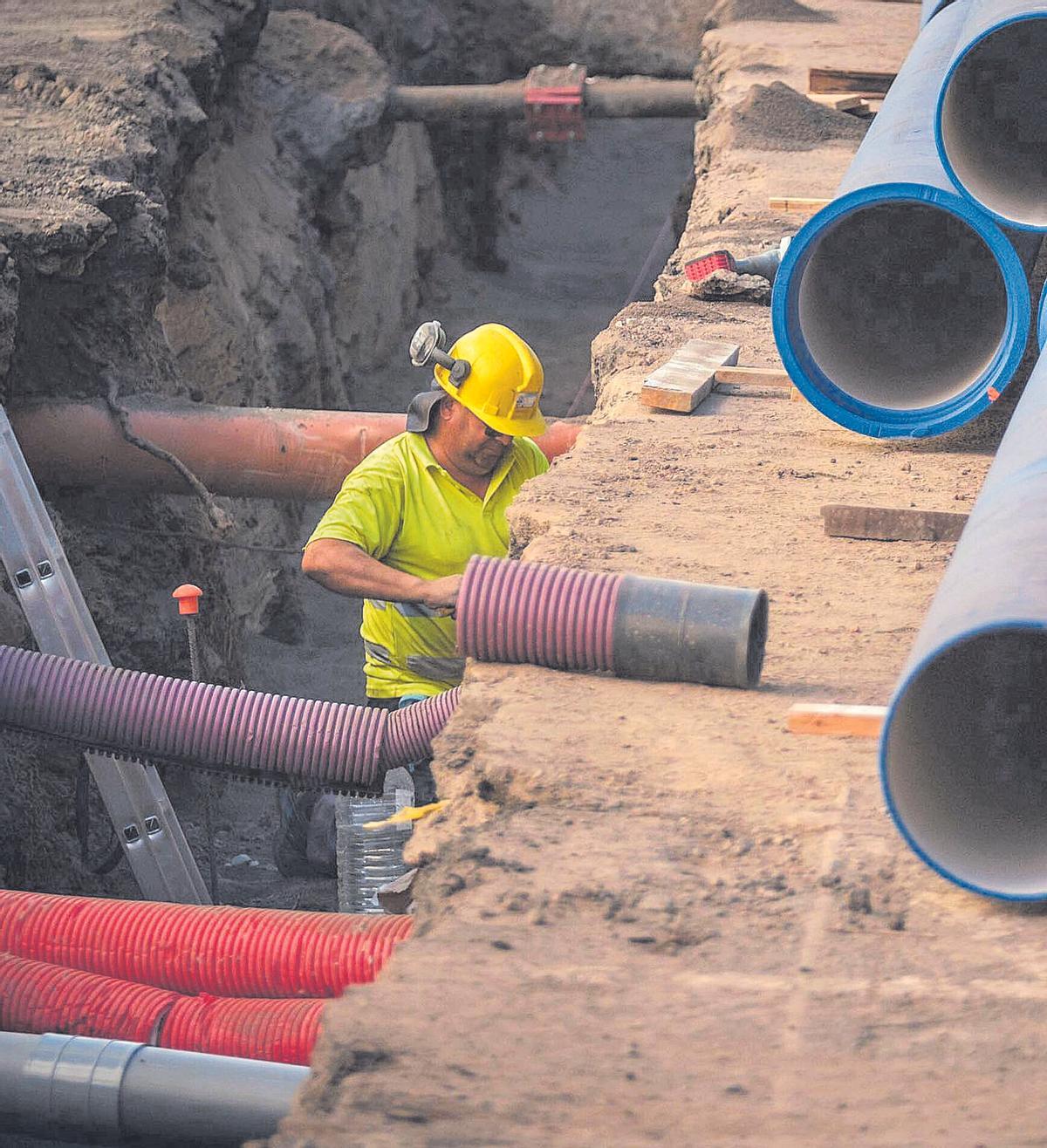Un operario trabaja en una obra en una calle de Santa Cruz.